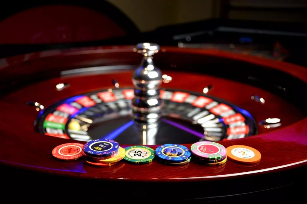 Casinos are very profitable. This is the advantage of people who play different games. In 2012, the revenue of Macau casinos was 38 billion. Casino income